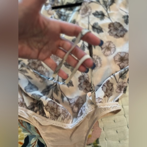 ASTR THE LABEL S Willow Floral Print Crossover Bodysuit - Picture 8 of 16